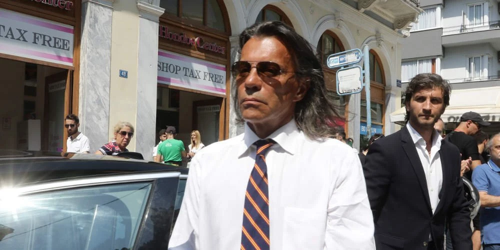 Ο Ψινάκης είχε… δουλειά και «έστησε» τους πυρόπληκτους στο Μάτι (βίντεο)